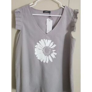 F71 Sheilay Women's Gray V-Neck Top w White Daisy Graphic & Pleated cap sleeves